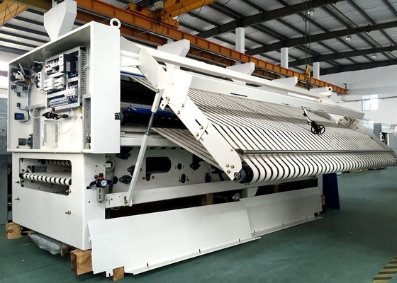 Hoge Prestaties Industriële Bedsheet die Machine 3300 X 3300mm voor Wasserijinstallatie vouwen